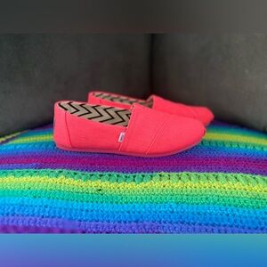 TOMS | Women’s 8 | Vibrant | Hot Pink Canvas Flats | Slip On | NWT | Neon